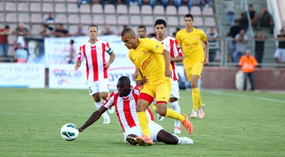 דמאו גולש לרגלי אבו ענזה (שי לוי)