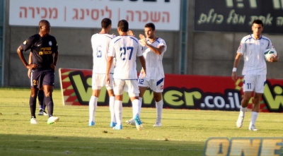 רן יצחק חוגג עם החברים את שער השוויון (חגי ניזרי) רן יצחק חוגג עם החברים את שער השוויון (חגי ניזרי)