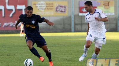 עמיר נוסבאום משגיח על הכדור (חגי ניזרי) עמיר נוסבאום משגיח על הכדור (חגי ניזרי)