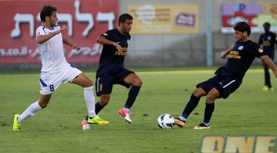 אסי בלדוט מנסה להקדים את גיא דיין (חגי ניזרי) אסי בלדוט מנסה להקדים את גיא דיין (חגי ניזרי)