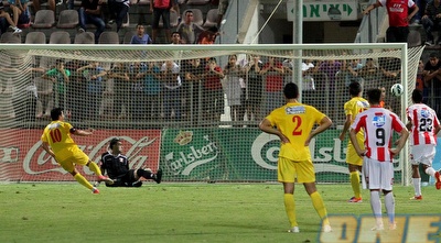 רביבו בועט החוצה את הפנדל (שי לוי)