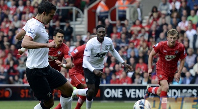 ואן פרסי מנסה להקפיץ מעל דייויס (רויטרס)