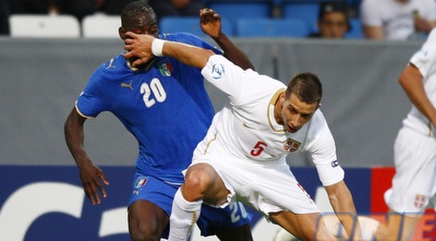 ניקולה פטקוביץ´ חובט בפניו של מריו באלוטלי במדי סרביה הצעירה (רויטרס) ניקולה פטקוביץ´ חובט בפניו של מריו באלוטלי במדי סרביה הצעירה (רויטרס)