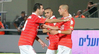 דנין ובאדיר עם בן חיים לאחר הפנדל שנתן לדמארי לבעוט (משה חרמון) דנין ובאדיר עם בן חיים לאחר הפנדל שנתן לדמארי לבעוט (משה חרמון)