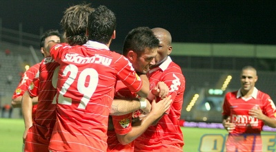 חנן ממן מקבל אהבה מהחברים אחרי השער היפה שכבש (משה חרמון) חנן ממן מקבל אהבה מהחברים אחרי השער היפה שכבש (משה חרמון)