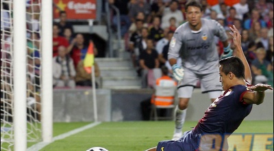 אלכסיס סאנצ´ס מנסה להגיע לכדור (רויטרס)