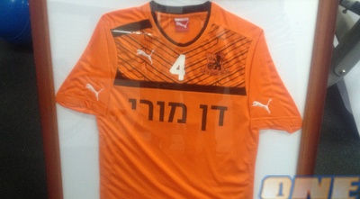 החולצה שהוכנה לדן מורי (האתר הרשמי) החולצה שהוכנה לדן מורי (האתר הרשמי)