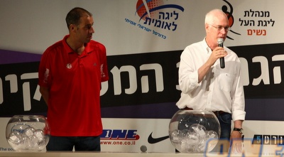 אריק שיבק ומאיר טפירו מגרילים את המשחקים הראשונים (יוסי ציפקיס)