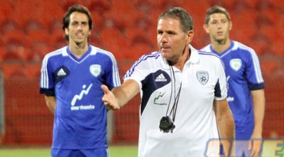 גוטמן עם בניון ומליקסון ברקע. המאמן (חגי ניזרי)