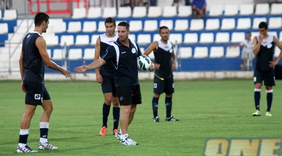 פליקס חלפון (חגי ניזרי)