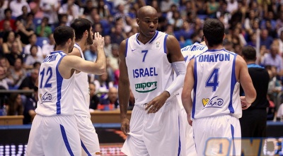 אלכס טיוס ושחקני הנבחרת (יוסי ציפקיס)