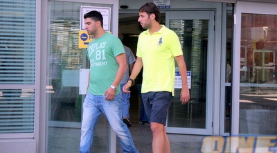 אסי בלדוט ומשה פרץ מגיעים לבקר את שירזי (משה חרמון) אסי בלדוט ומשה פרץ מגיעים לבקר את שירזי (משה חרמון)