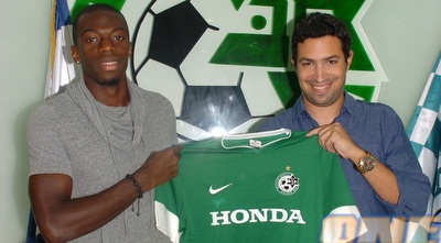 ג´ואל דמאו. כרגע הקשר האחורי היחידי (האתר הרשמי של מכבי חיפה)