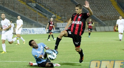 דודו גורש מנסה לעצור את אייל טרטצקי (יוסי ציפקיס)