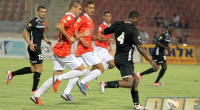 ג´יבריל סידיבה מול הגנת ב&qout;ש (משה חרמון)