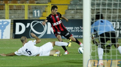 מישאלוף מנסה לבלום את מהראן ללה (יוסי ציפקיס)