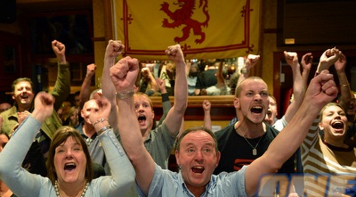 אוהדים בטירוף עם הדגל האלטרנטיבי של סקוטלנד (רויטרס)