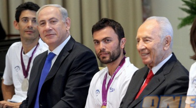 גרשוני עם פרס ונתניהו. &qout; (יניב גונן)