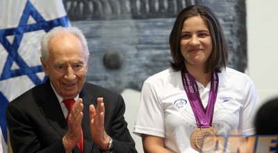 שמעון פרס וענבל פיזרו (יניב גונן)