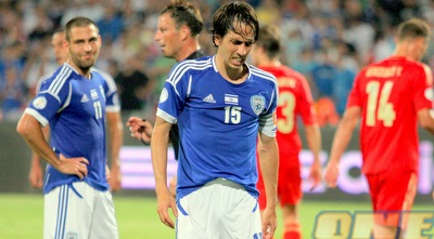 יוסי בניון מתוסכל, גם שכטר שברקע (משה חרמון) יוסי בניון מתוסכל, גם שכטר שברקע (משה חרמון)