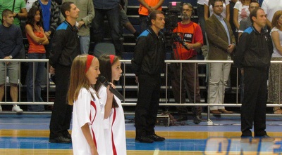 ילדות סרביות שרות התקווה בפתיחה (איגוד הכדורסל) 