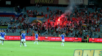 אוהדי רוסיה מדליקים את ר&qout;ג (משה חרמון) אוהדי רוסיה מדליקים את ר&qout;ג (משה חרמון)