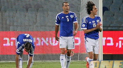 בניון מנסה לעודד את חבריו (משה חרמון)