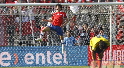 מתיאס פרננדס עוד הספיק לחגוג מול קולומביה (רויטרס) מתיאס פרננדס עוד הספיק לחגוג מול קולומביה (רויטרס)