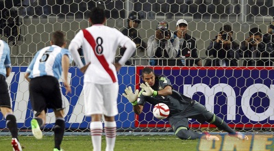 רומרו הודף את הפנדל (רויטרס) רומרו הודף את הפנדל (רויטרס)