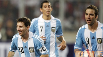 היגוואין די מאריה ומסי. תומכים אחד בשני (רויטרס)