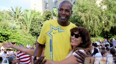 אסתר רוט-שחמורוב ואולסי פרי (יניב גונן)