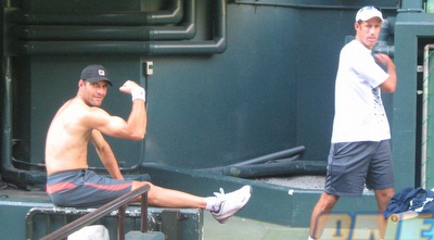 יוני ארליך עושה שרירים לצד נועם בר (איגוד הטניס) יוני ארליך עושה שרירים לצד נועם בר (איגוד הטניס)