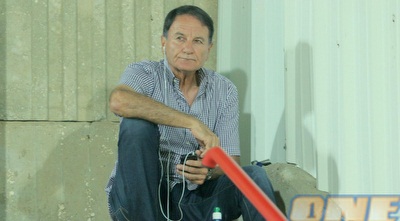 בדד אלך... אלי כהן מנהל את המשחק עם האייפון מהיציע (משה חרמון)