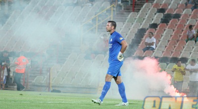 האבוקה שהשליכו אוהדי בית&qout;ר אל הדשא (משה חרמון)