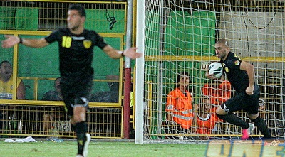 ערן לוי כובש ורץ חזרה לאמצע (משה חרמון)