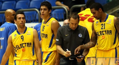 בלאט מתדרך את לנדסברג. הסגל טרם התחבר (הרשמי של מכבי ת&qout;א) 