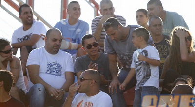 לירון בסיס ואלי טביב ביציע (יוסי ציפקיס)