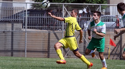 שרון זיסו מנסה להשתלט על הכדור (יניב גונן)