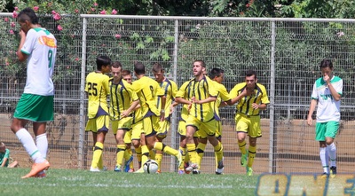 שחקני מכבי חוגגים שוויון עם ז´אן (יניב גונן)