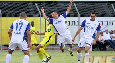 רביד גזל מתעופף ברחבה לצד שבחון וצדק (יניב גונן) רביד גזל מתעופף ברחבה לצד שבחון וצדק (יניב גונן)