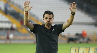 אוסקר מודה לקהל. הקבוצה שלו מאומנת (עמית מצפה)