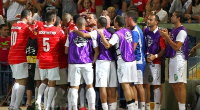 שחקני הפועל עוטפים את שירזי באהבה (שי לוי)