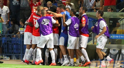 שחקני הפועל עוטפים את שירזי באהבה (שי לוי)