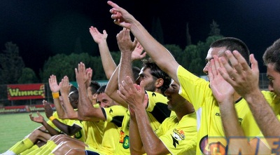 שחקני נתניה חוגגים ניצחון ראשון. למה לא ישיבה מזרחית? (יניב גונן)