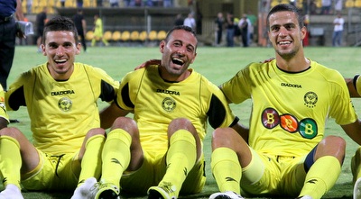 בנתניה חוגגים ניצחון ראשון העונה (יניב גונן) בנתניה חוגגים ניצחון ראשון העונה (יניב גונן)