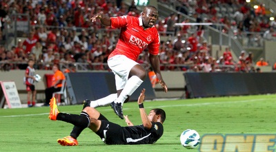 טוטו תמוז חולף מעל חסן אבו זייד (שי לוי) טוטו תמוז חולף מעל חסן אבו זייד (שי לוי)