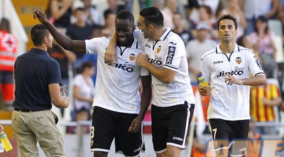 אדיל ראמי מברך את עלי סיסוקו על השער שכבש (רויטרס)