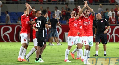 שחקני הפועל מודים לאוהדים בסיום (שי לוי) שחקני הפועל מודים לאוהדים בסיום (שי לוי)