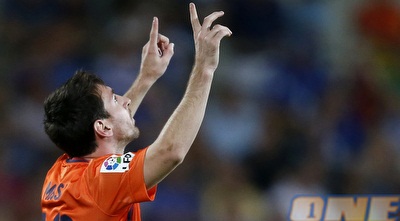 מסי חוגג. גם מהספסל הוא בטח היה מסיים עם צמד (רויטרס)