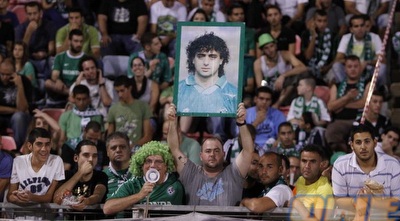 המגאפון, החולצה האפורה והתמונה. בינתיים זה נראה כמו פלופ (יוסי ציפקיס)